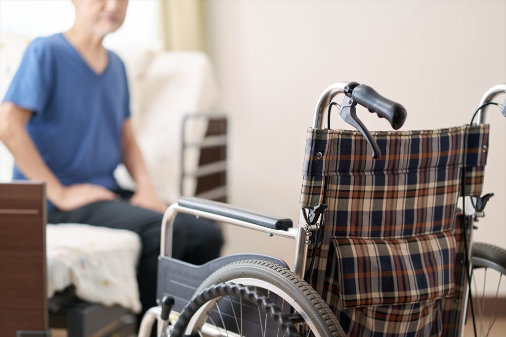 老人ホームの生活で車椅子が必要になる場合は？車椅子介助の注意点