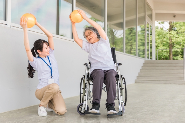 老人ホームや介護施設で実施される体操レクリエーションの種類と効果