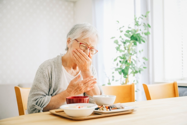 老人ホームの入居者が食欲不振になる原因と対処法