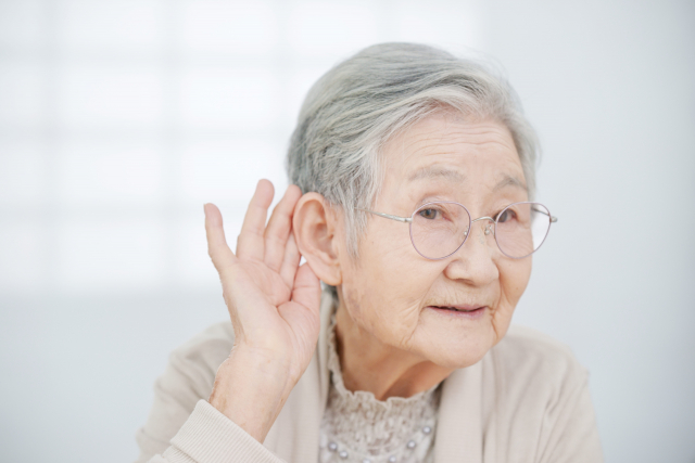 補聴器をつけている高齢者が老人ホームへ入居する際の注意点について