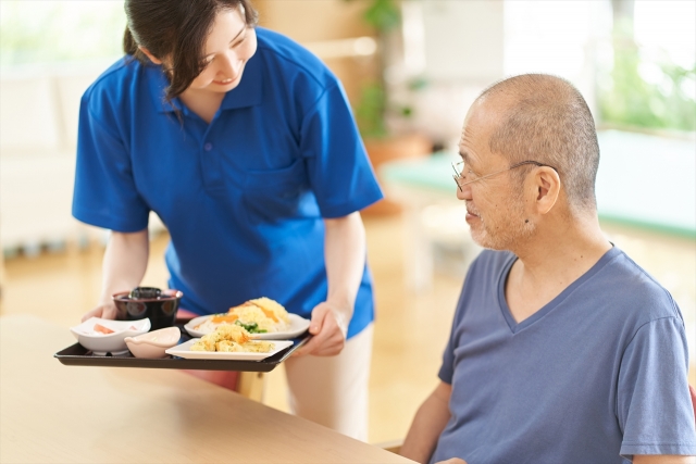 老人ホームや介護施設で推奨されている適切な食事内容とは？