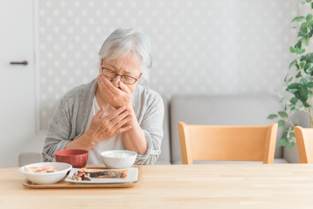 老人ホームの食事面でのヒヤリハットが起こる原因と未然に防ぐ方法