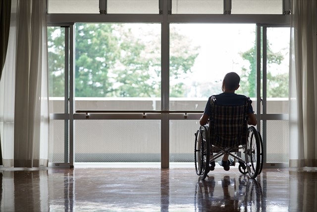 老人ホームや介護施設が防止策になる？孤独死のリスクが上がる要因と、遺族の抱える問題