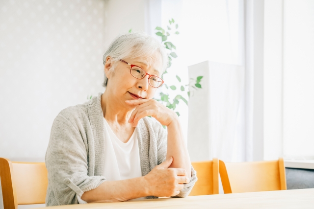 高齢者の一人暮らしに限界を感じるタイミングとは？訪れる問題と対策