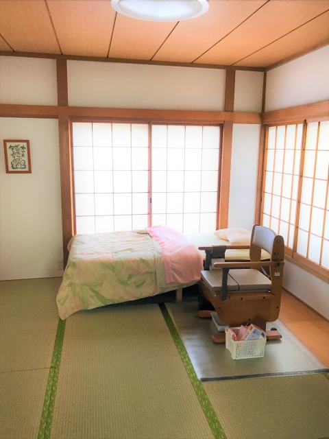 介護用のポータブルトイレとは?使い方や処理方法、ニオイ対策を解説