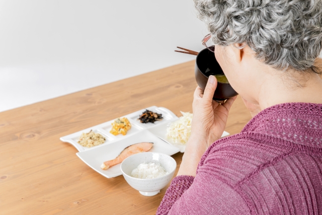 認知症予防に効果的な食べ物と栄養素|重要とされる理由や食事のポイントを解説