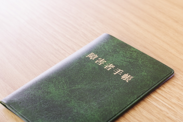 認知症と生きる高齢者へ ― 介護保険+精神障害者保健福祉手帳で広がる安心支援