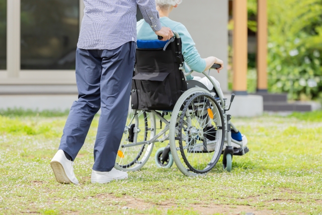 【老人ホーム入居待機】すぐ入れない時どうする？代替案まとめ