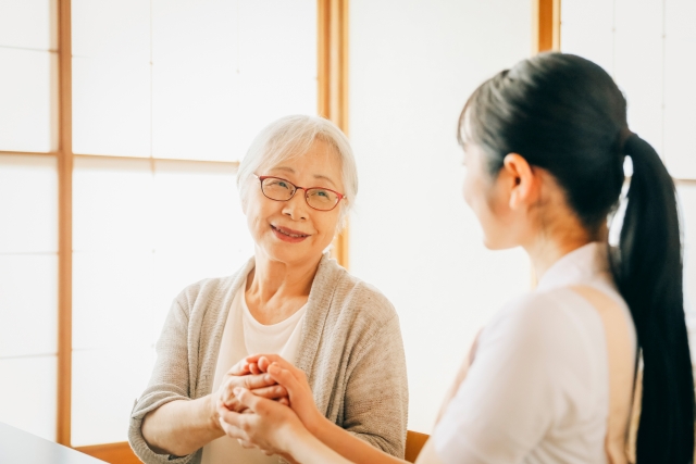 老人ホームで耳にする「傾聴」—高齢者ケアで注目される理由