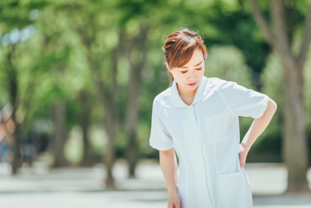高齢者介護で多い腰痛を防ぐには？ボディメカニクスを活用した介助のコツ