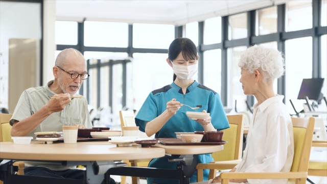 高齢者の食事を支える「嚥下の仕組み」と正しい姿勢
