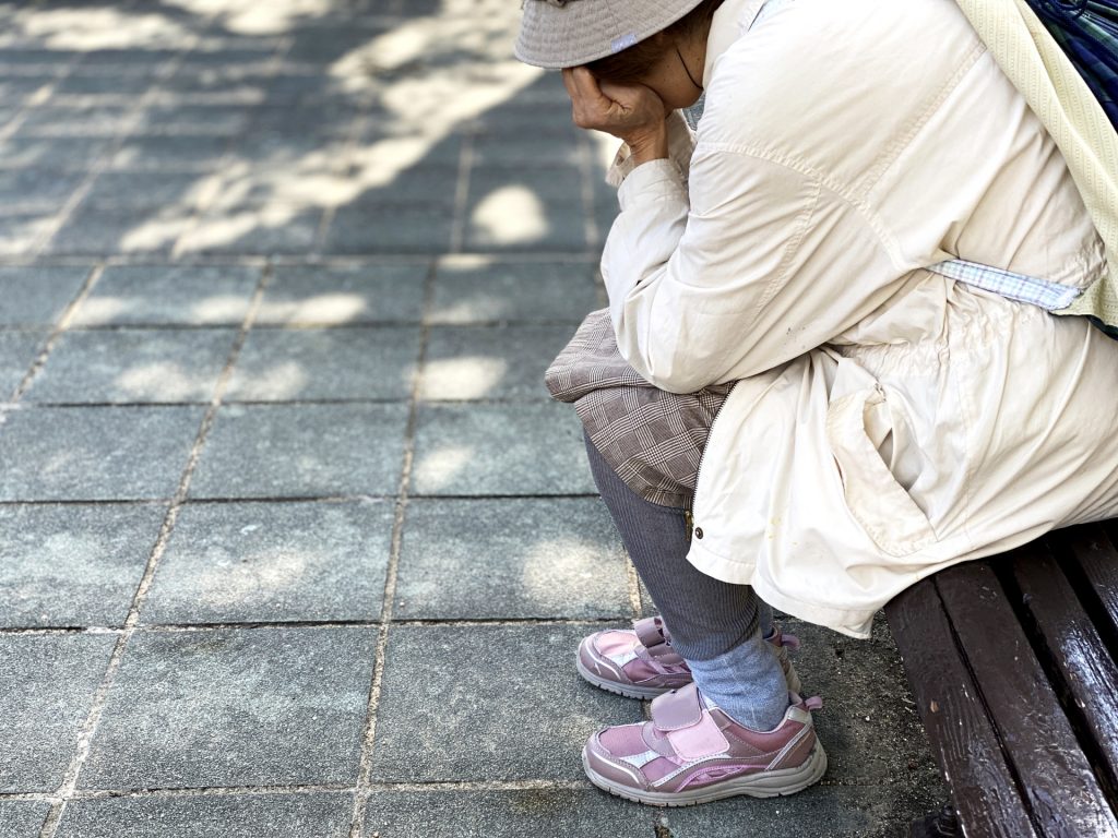高齢者にある精神疾患の種類とは？特徴や認知症との違いを解説