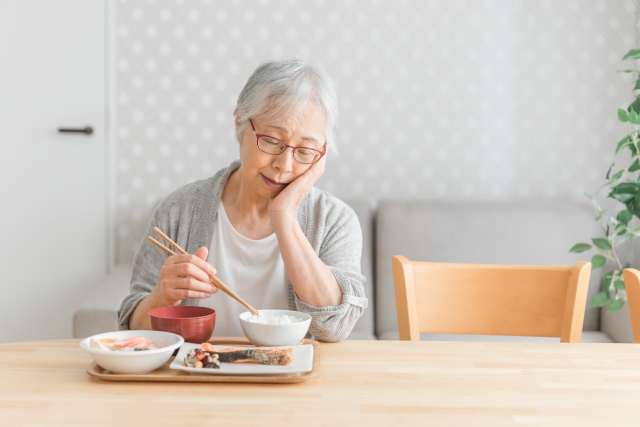 高齢者の味覚はどう変化する？味を感じにくくなる原因と食事の工夫