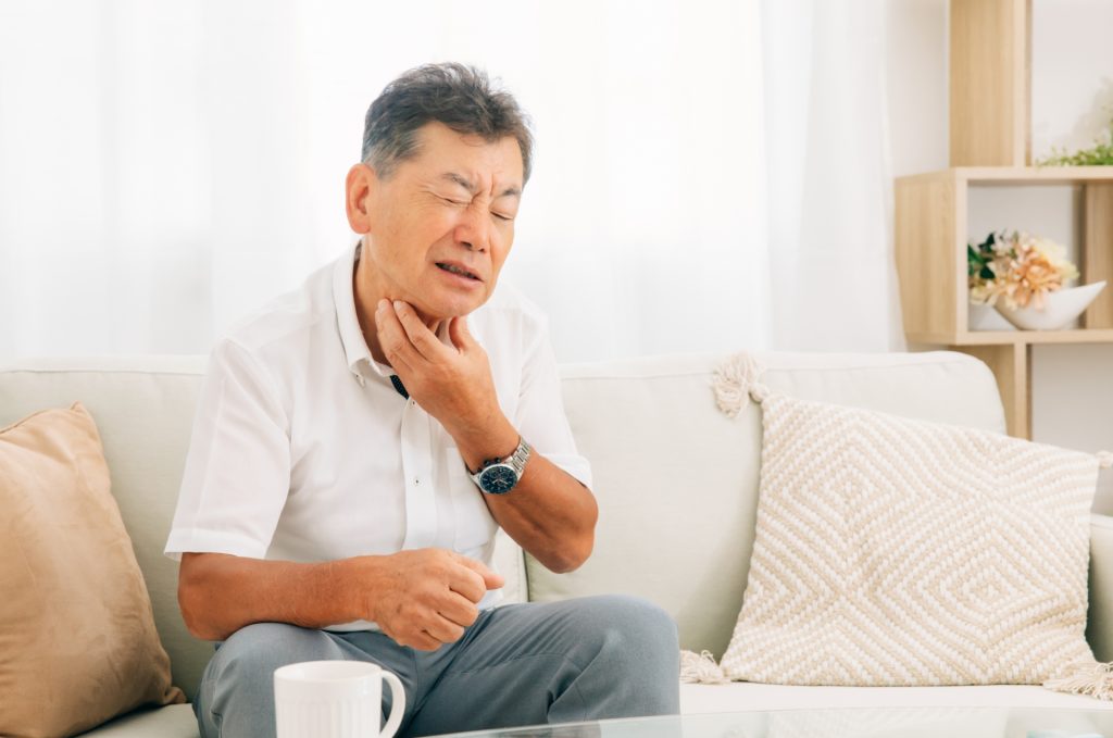 高齢者のかすれ声の原因は？加齢による変化や誤嚥との関係を解説