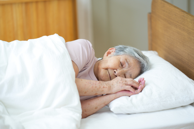 高齢者の睡眠時間はなぜ短くなる？加齢による睡眠の変化とは
