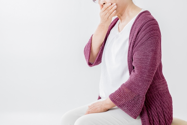高齢者はなぜ口が乾きやすい？ドライマウスの原因と対策